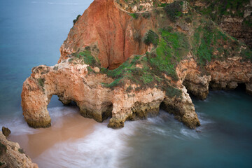 Skaliste formacje przy brzegu oceanu, Portimao Portugalia