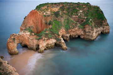 Skaliste formacje przy brzegu oceanu, Portimao Portugalia - obrazy, fototapety, plakaty