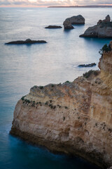 Skaliste formacje przy brzegu oceanu, Portimao Portugalia