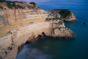 Fototapeta na wymiar Skaliste formacje przy brzegu oceanu, Portimao Portugalia