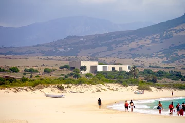 Crédence de cuisine en verre imprimé Plage de Bolonia, Tarifa, Espagne Conjunto Arqueológico Baelo Claudia museum in Bolonia seen from the beach, Tarifa, Andalusia, Spain