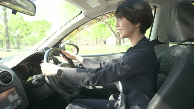 車を運転する30代女性会社員