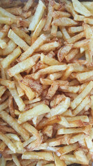 Composição vertical de textura com batatas fritas douradas.