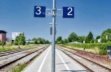 Pfarrkirchen, Bahnhof, Bahnsteig, Gleis, Eisenbahn, Schienen, Mast, Licht, Beleuchtung, Schwellen,...