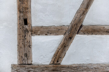 Detail historisches Fachwerk mit weißem Verputz in der Planstraße in Neckartenzlingen.