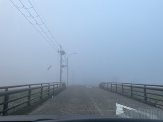 霧の濃い朝