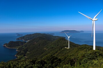 クリーンエネルギー　自然と風車　海と風車