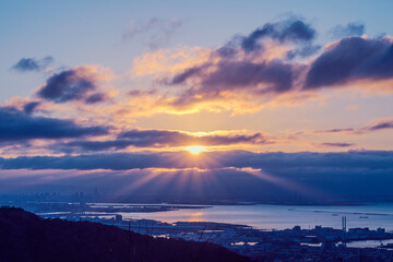 元日の初日の出。神戸御影の山手、渦森台展望公園より神戸市街地と大阪湾を挟み大阪の市街地をのぞむ