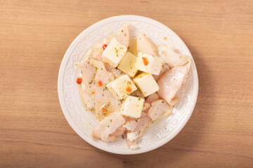 蒸し鶏とチーズのオイル漬け