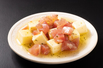 チーズとドライハムのオイル漬け