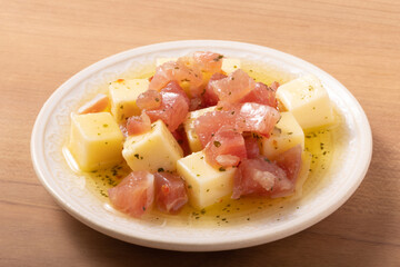 チーズとドライハムのオイル漬け