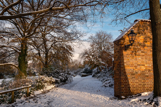 Der verschneite Puschkinpark im Norden der historischen Altstadt von Cottbus, Blick von Westen
