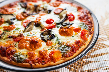 Obraz na płótnie Canvas eggplant and pesto pizza