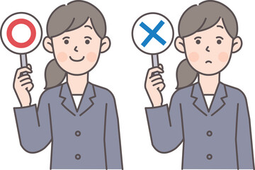 マルとバツの札を持つスーツの女性