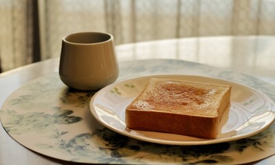 バタートーストとコーヒーの朝食