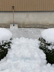 Winterdienst am Haus / Schneeschippen an einfach zwischen Haus und Garten