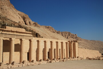 Vue de la troisième terrasse du temple Hatchepsout (Thèbes,Louxor,Egypte)