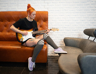Gitarrenmusik auf dem Sofa