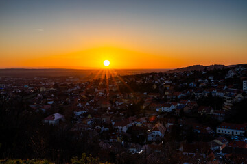 Sonnenuntergang &uuml;ber der mediterranen Stadt P&eacute;cs (F&uuml;nfkirchen) in Ungarn im Winter. 