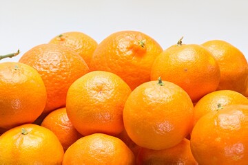 Grupo de mandarinas recién recolectadas