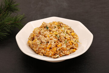 白い皿に盛られた炒飯