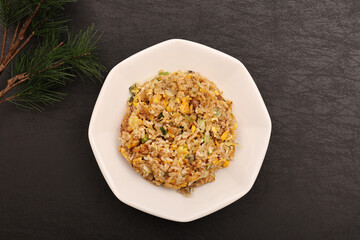 白い皿に盛られた炒飯