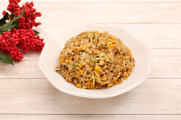 白い皿に盛られた炒飯