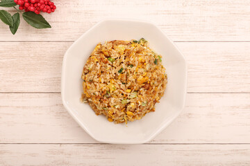 白い皿に盛られた炒飯