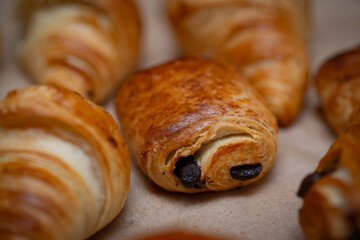 Détails of fresh French croissant straight out of the oven 
