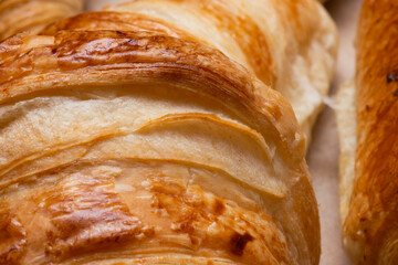 Détails of fresh French croissant straight out of the oven 