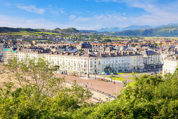 Llandudno, North Wales - A view over the Victorian town, from the Promenade to the surrounding countryside and Snowdonia, from the Great Orme. - obrazy, fototapety, plakaty