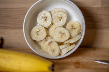 banane en tranche dans un ramequin pour petit déjeuner vitaminé