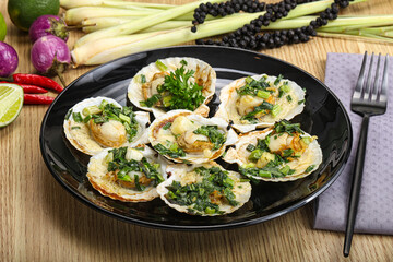 Grilled scallops with green onion