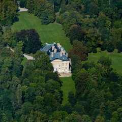 vue aérienne du château de Berchères dans les Yvelines en France