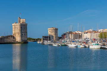 Tours du Vieux-Port de La Rochelle au soleil de début de matinée en été