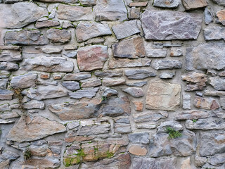 Alte Natursteinmauer als Hintergrund