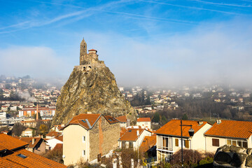 Église Saint-Michel d’Aiguilhe, près du Puy-en-Velay en Auvergne, dominant la ville sur son...