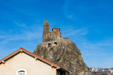 Église Saint-Michel d’Aiguilhe construite au sommet d’un rocher basaltique en forme d’aiguille près du Puy-en-Velay en Auvergne