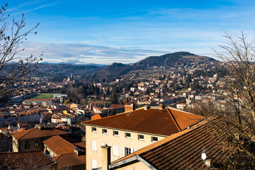 Naklejka premium Panorama sur l’ouest de la ville et le Mont Denise depuis le Rocher Corneille au Puy-en-Velay en Auvergne