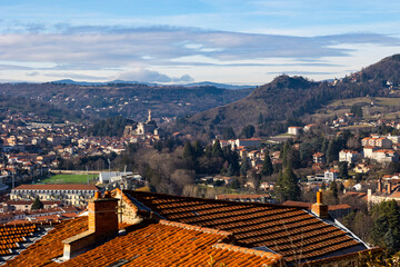 Panorama sur l’ouest de la ville et le Sanctuaire de Saint-Joseph-de-Bon-Espoir depuis le Rocher Corneille au Puy-en-Velay en Auvergne - obrazy, fototapety, plakaty