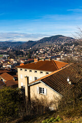 Obraz premium Panorama sur l’ouest de la ville et le Mont Denise depuis le Rocher Corneille au Puy-en-Velay en Auvergne