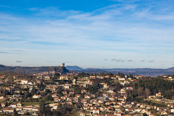 Château de Polignac à l’horizon sur sa plateforme basaltique depuis le Rocher Corneille au Puy-en-Velay en Auvergne