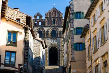 Façade romane polychrome de la Cathédrale Notre-Dame du Puy illuminée par un soleil d’hiver...