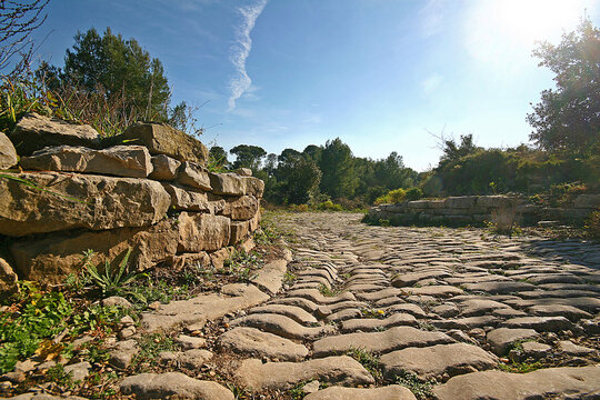 Via Domitia a Ambrussum oppidum, romain, lunel, h&eacute;rault occitanie, antiquit&eacute;, , vestiges arch&eacute;ologiques,   fouille gallo-romaine, histoire, voie romaine pav&eacute;e, H&eacute;rault Occitanie Languedoc Roussillon