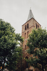 Kirchturm der Johanneskirche in Domburg im Sommer an einem bewölkten Tag, Zeeland, Niederlande