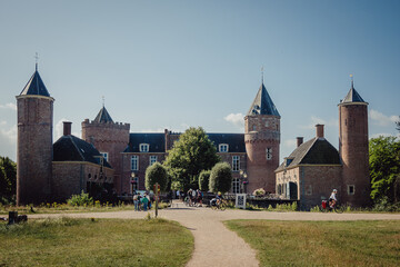 Kasteel (Burg) Westhove - Bikepacking Touristen fahren an der Burg entlang, Domburg, Zeeland, Niederlande