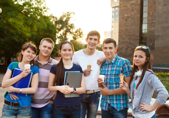 Group of college students during a brake - obrazy, fototapety, plakaty