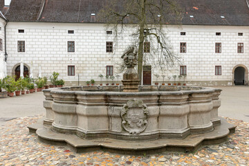 Cortile di accesso al Castello di Trebon, struttura rinascimentale del XVI secolo (Cechia, Boemia) (Famiglie Rosenberg e Schwarzenberg)