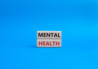 Obraz premium Mental Health symbol. Concept word Mental Health on wooden blocks. Beautiful blue background. Psychology and Mental Health concept. Copy space