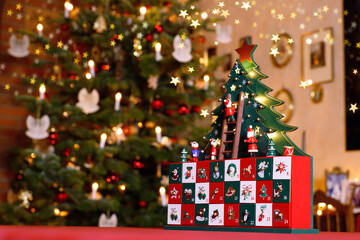 Weihnachtsbaum-Adventskalender vor Weihnachtsbaum in weihnachtlich geschmücktem Wohnzimmer